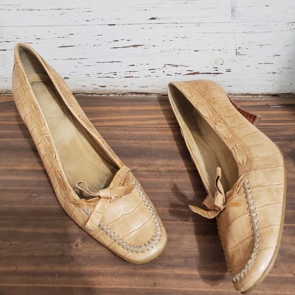 Stuart Weitzman Leather Alligator Nude Kitten Heel Bow Pumps 8 - Picture 7 of 12